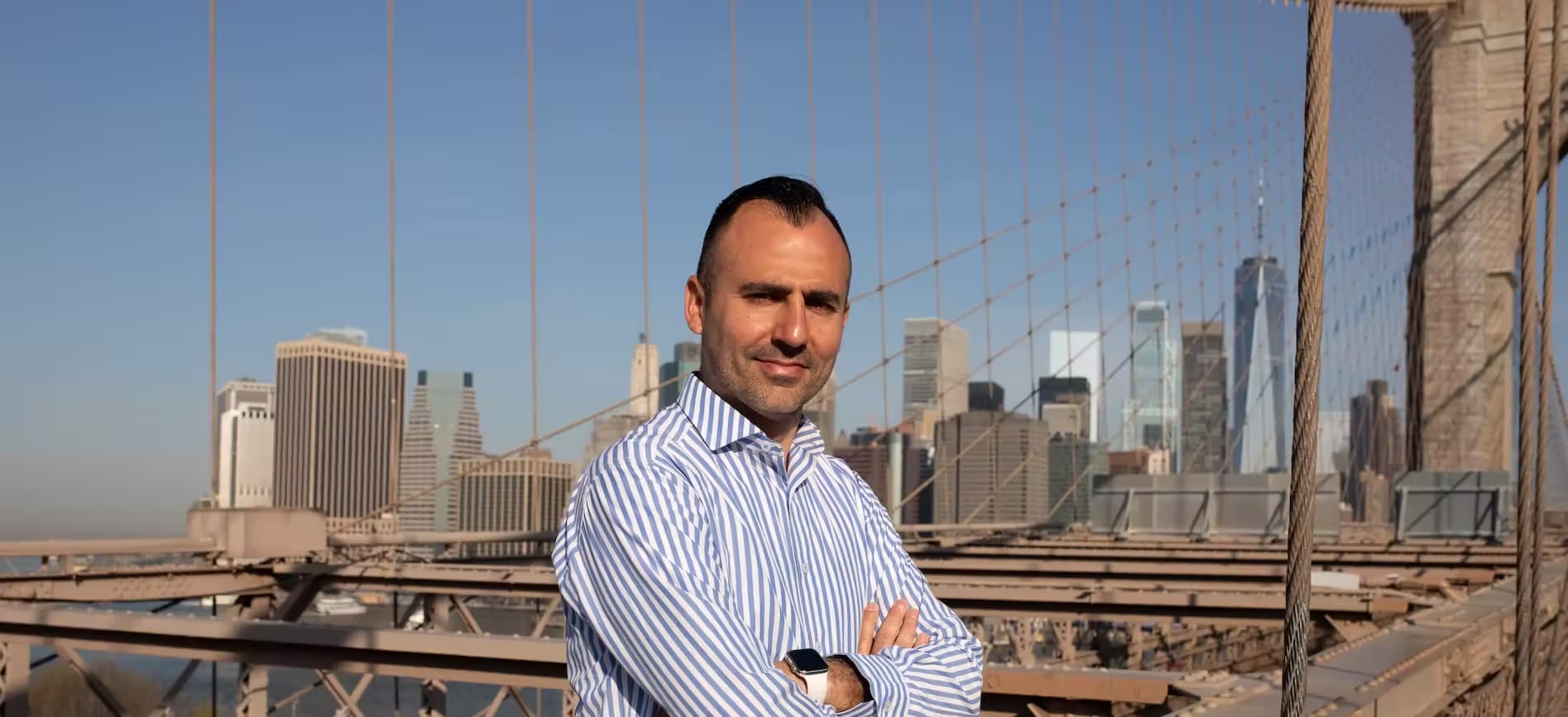 Carlo Galici sul ponte di Brooklyn, New York