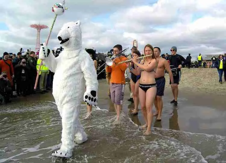 Bagno di Capodanno a Coney Island