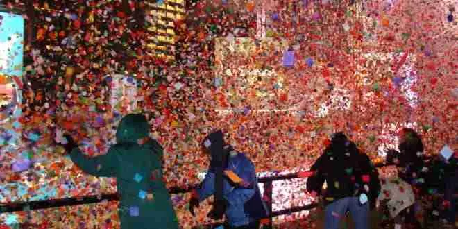 I coriandoli vengono lanciati su Times Square