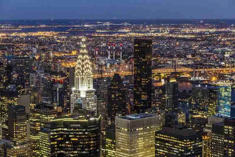 Il Chrysler Building illuminato di notte