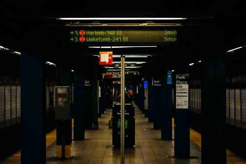 Display della metro con indicazione dei minuti di attesa