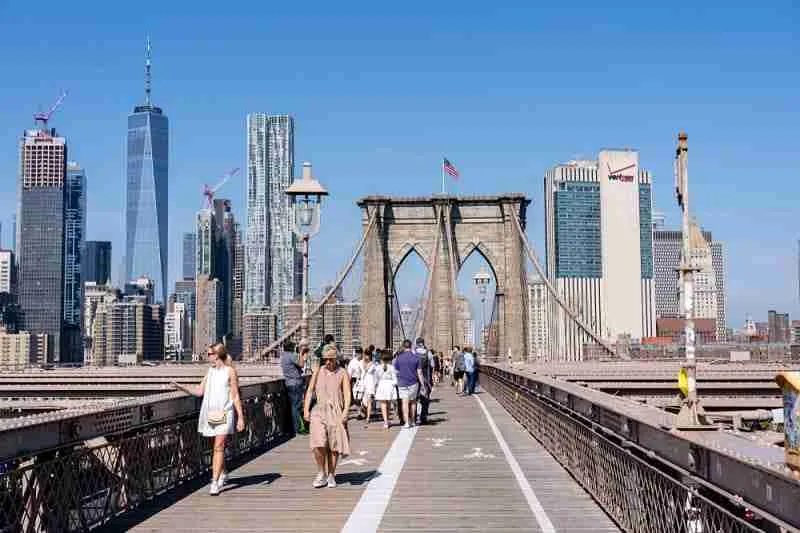 Camminare sul ponte di Brooklyn