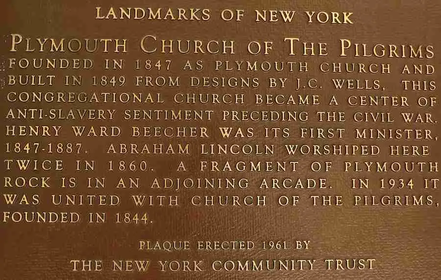 La targa sulla Plymouth Church of Pilgrims a Brooklyn