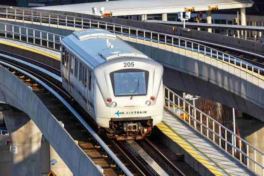 L'AirTrain Jfk è un treno automatico che collega i terminal con le stazioni della metro e della LIRR