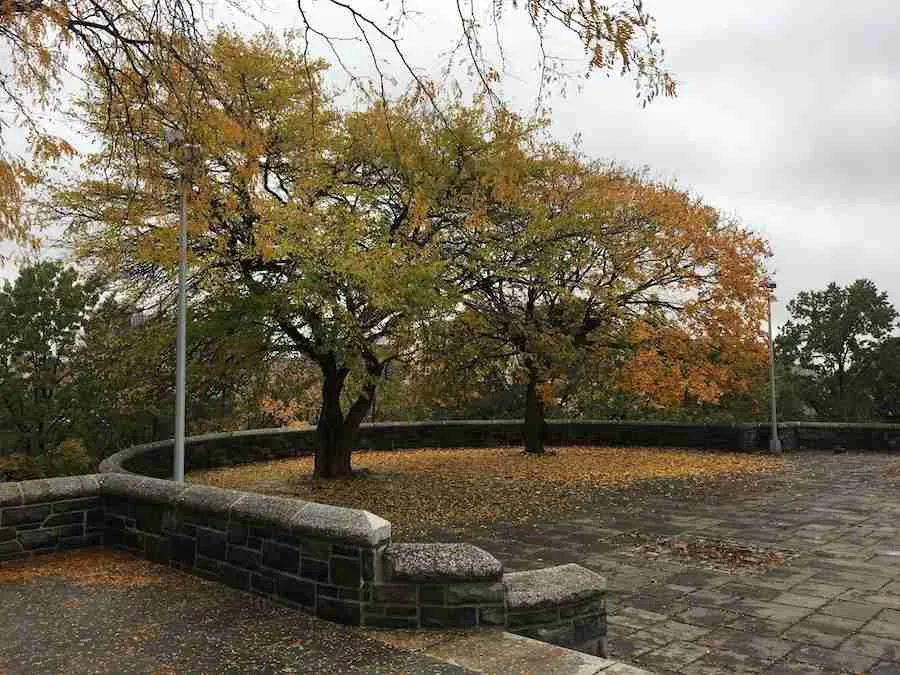 La piazza nella parte alta del Marcus Garvey Park a Harlem