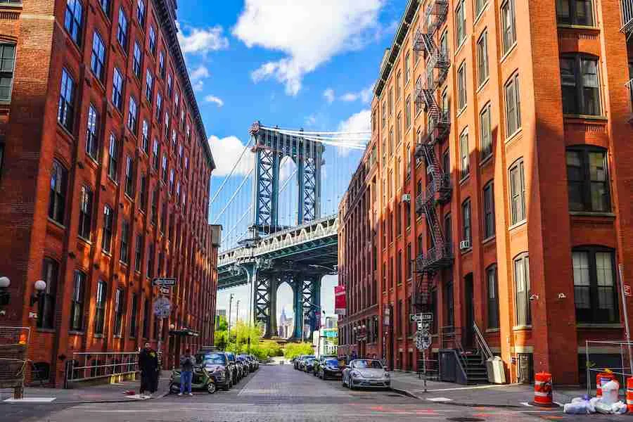 L'Empire State Building visto attraverso il Manhattan Bridge in Washington Street a Brooklyn