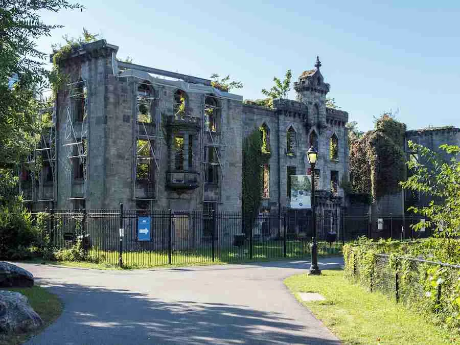 Le rovine del Smallpox Hospital a Roosevelt Island, New York