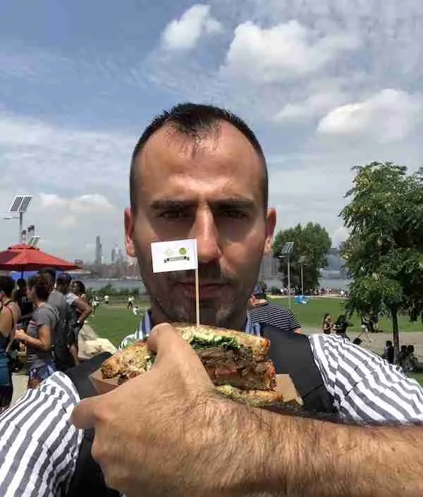 Carlo Galici con un ottimo panino allo Smorgasburg di Brooklyn