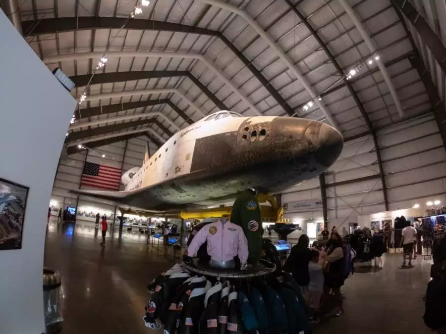 Lo Space Shuttle all'interno del museo USS Intrepid