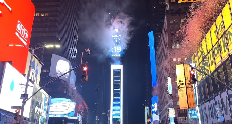 La Ball Drop scende dal grattacielo durante il countdown di 60 secondi all'arrivo della mezzanotte.